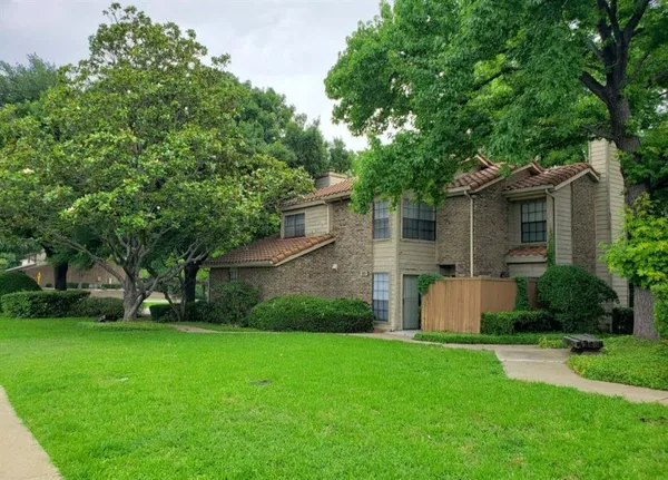 a view of a house with backyard