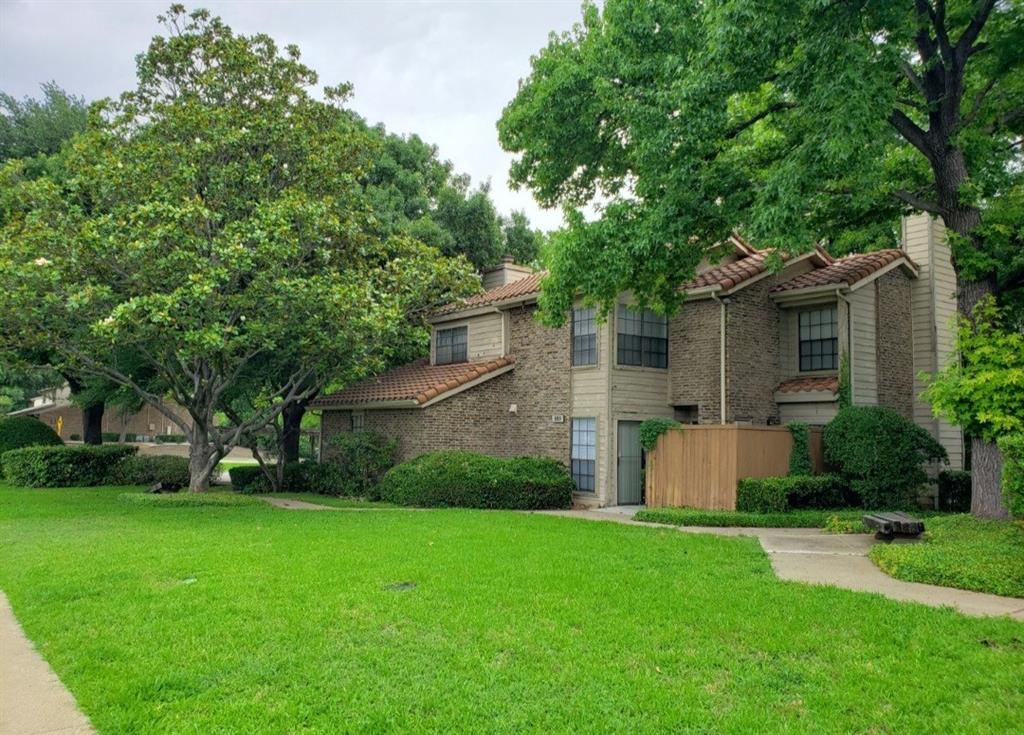 a view of a house with backyard
