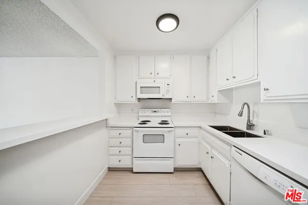 $2,500 | 131 North Orlando Avenue, Unit 302, Los Angeles, CA 90048