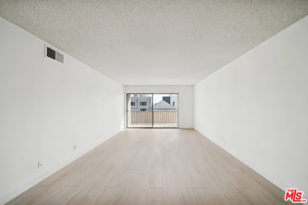 $2,500 | 131 North Orlando Avenue, Unit 302, Los Angeles, CA 90048