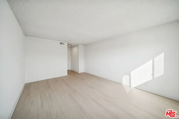 $2,500 | 131 North Orlando Avenue, Unit 302, Los Angeles, CA 90048