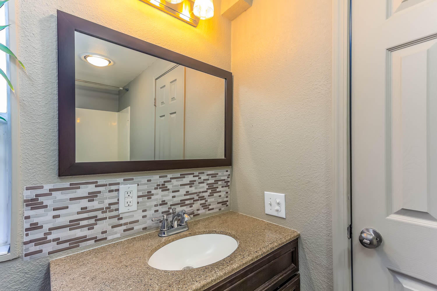 19151 Kiowa Road Bend, OR 97702 - Photo 13 of 32 Access from hall and Guest Bedroom.