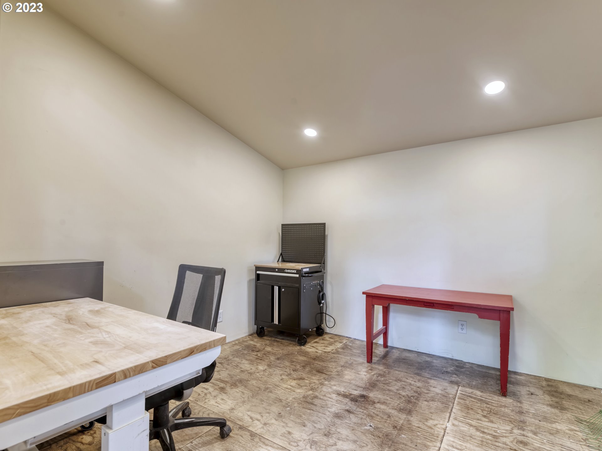 2660 Emerald Street Eugene, OR 97403 - Photo 27 of 36 a workspace with furniture