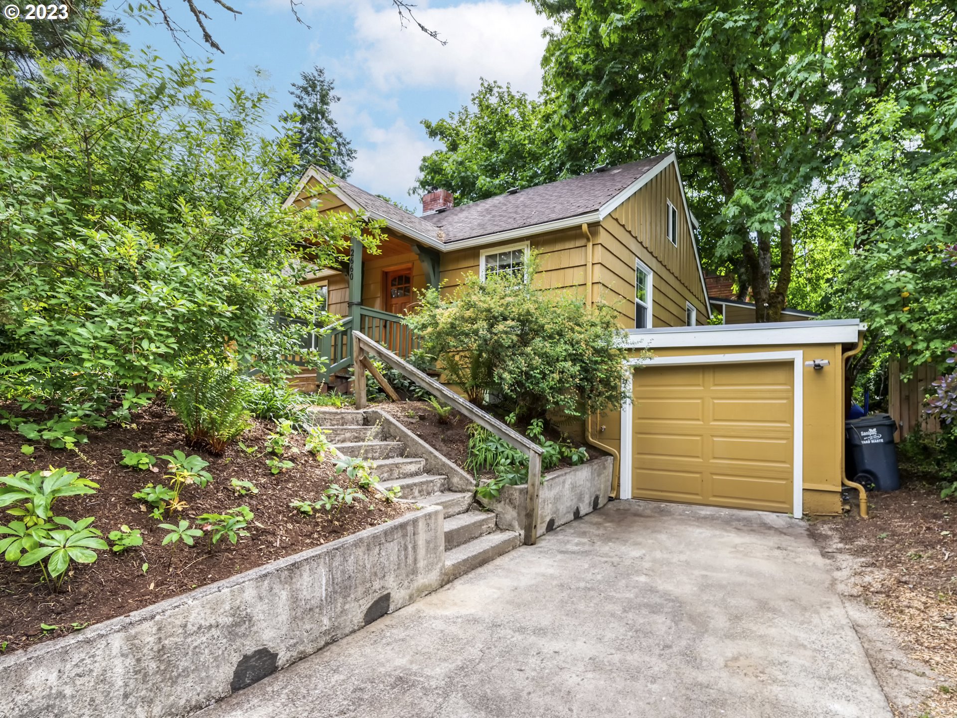 2660 Emerald Street Eugene, OR 97403 - Photo 32 of 36 a backyard of a house with lots of green space
