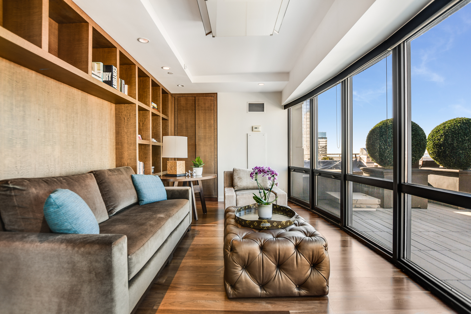 100 East Huron Street, Unit 4002 Chicago, IL 60611 - Photo 11 of 49 a living room with furniture