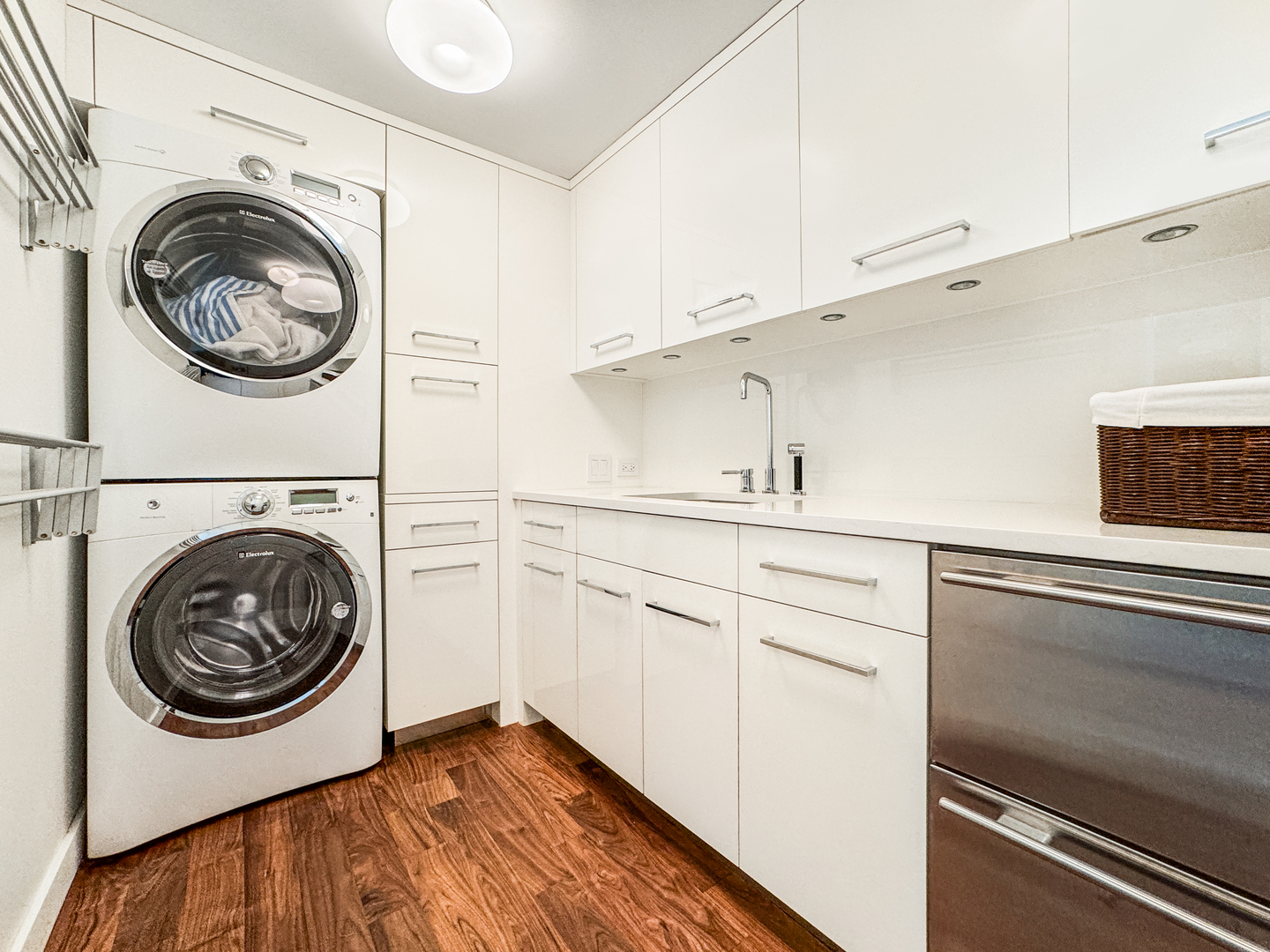 100 East Huron Street, Unit 4002 Chicago, IL 60611 - Photo 21 of 49 a kitchen with a washer and dryer