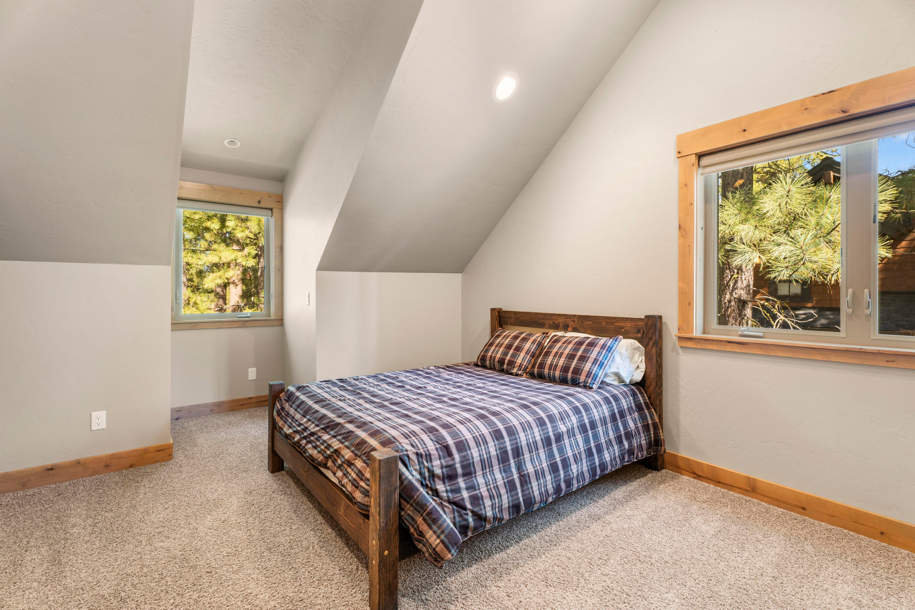 56431 Fireglass Loop, Unit 191 Bend, OR 97707 - Photo 31 of 50 Bedroom #4 - Upstairs