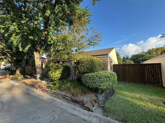 a view of a backyard