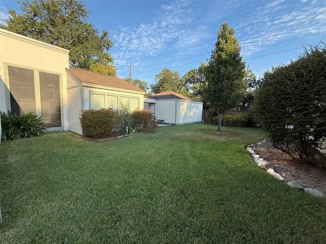a view of a house with backyard and garden