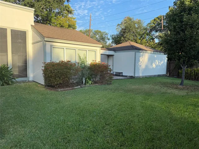 a view of a house with backyard and garden