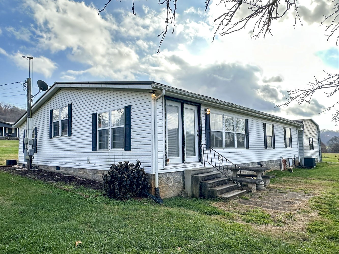 2641 Stanley Valley Road Surgoinsville, TN 37873 - Photo 4 of 26 a view of a house with backyard and sitting area