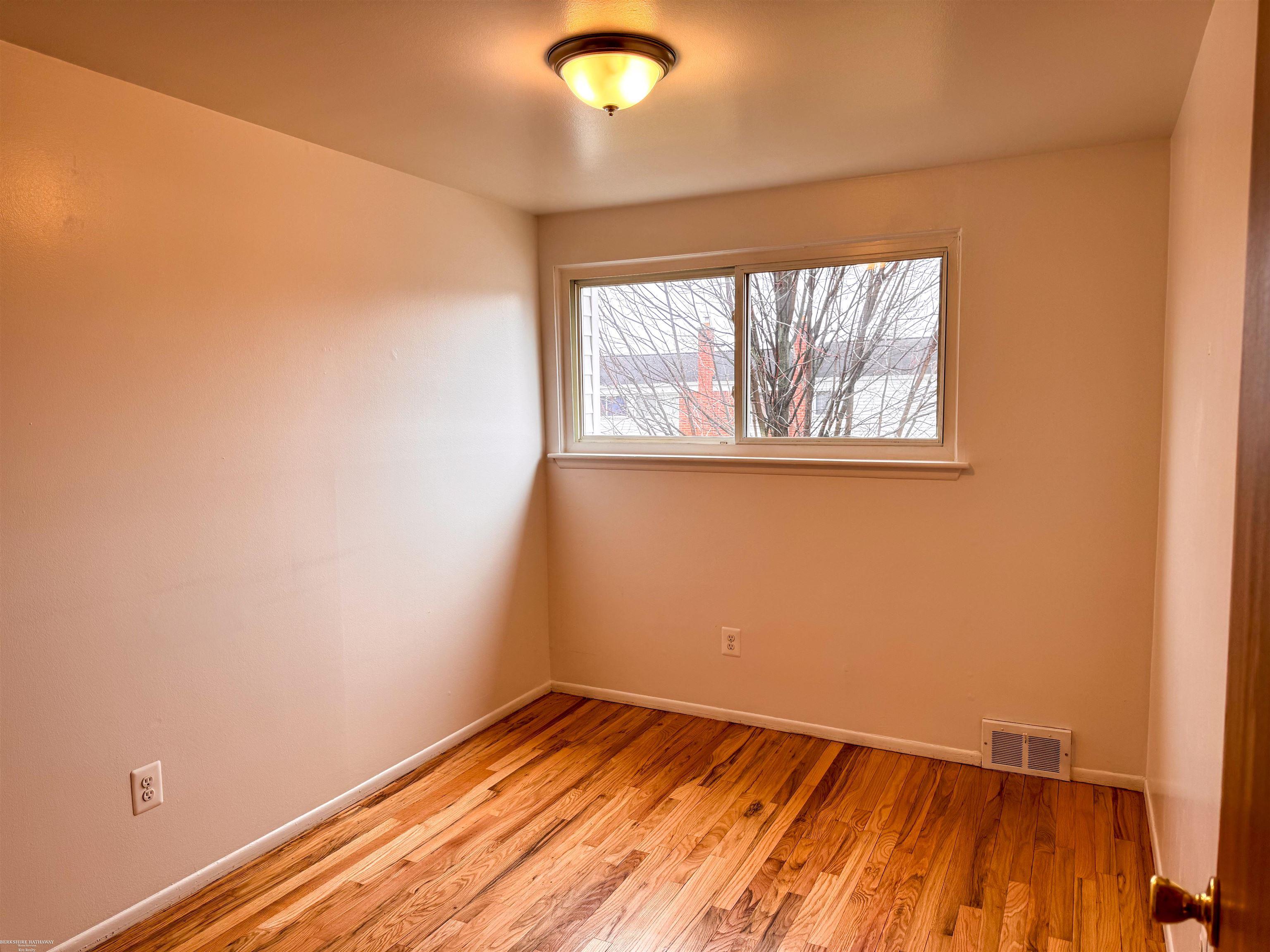 8653 Sterling Street Center Line, MI 48015 - Photo 6 of 9