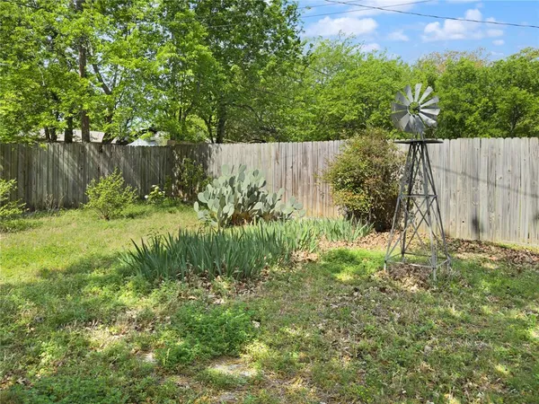 $1,900 | 609 Northwest Lorna Street, Burleson, TX 76028