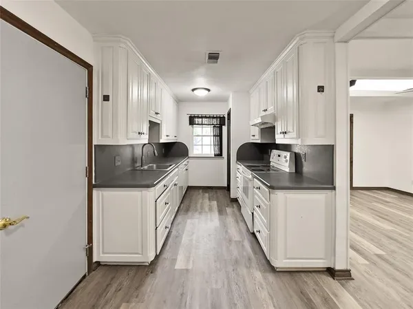 $1,900 | 609 Northwest Lorna Street, Burleson, TX 76028