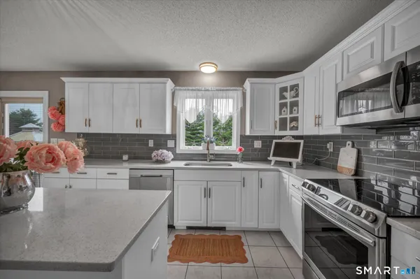 $794,900 | 14 Reservoir Drive, Wallingford, CT 06492