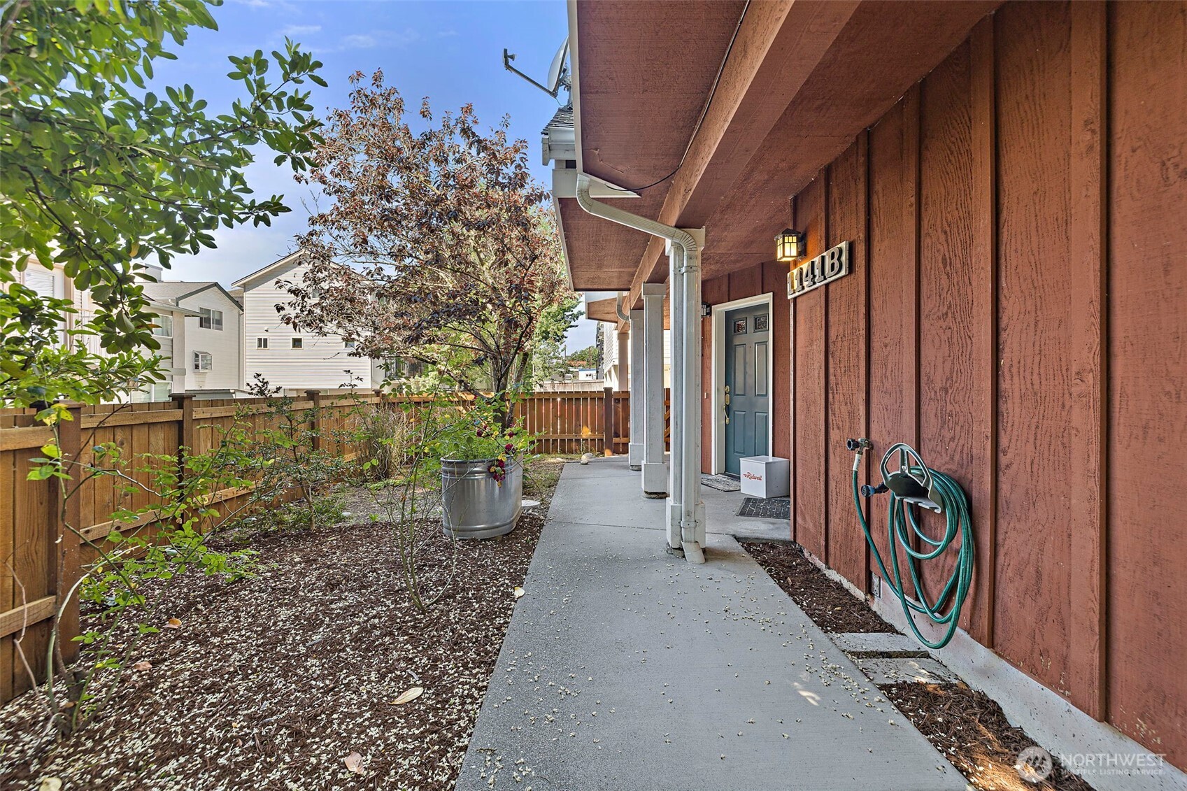 1141 North 93rd Street, Unit B Seattle, WA 98103 - Photo 3 of 30