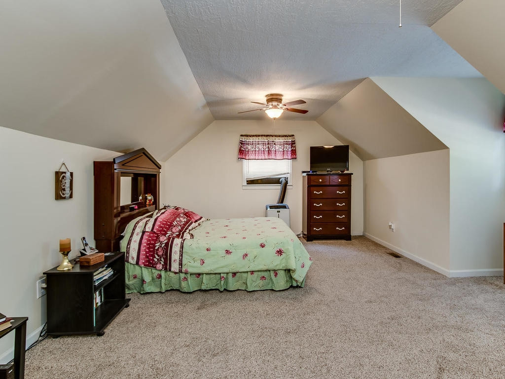 152 Vaughn Road Hampton, TN 37658 - Photo 15 of 29 upstairs master
