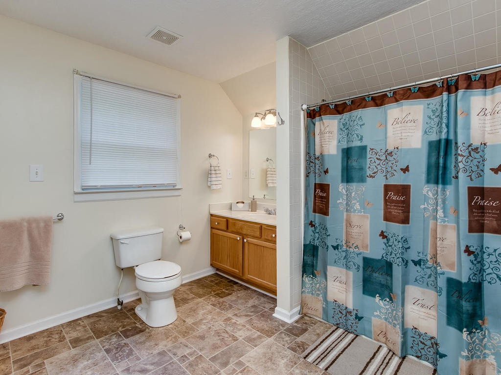 152 Vaughn Road Hampton, TN 37658 - Photo 17 of 29 Master bath
