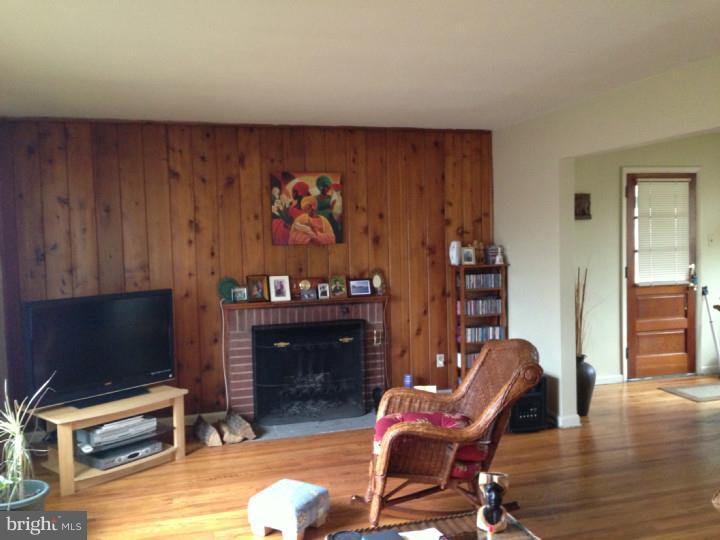 1710 Columbus Road Burlington, NJ 08016 - Photo 7 of 17 Living Room