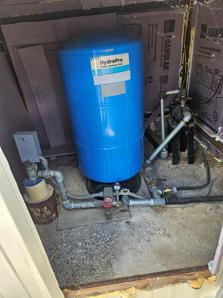 1100 Sd 45405 Rocksprings, TX 78880 - Photo 21 of 26 a room with a washing machine