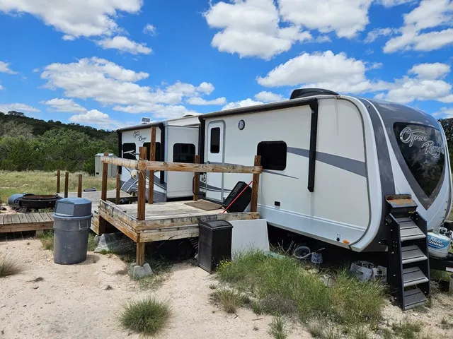 a view of a yard with a house