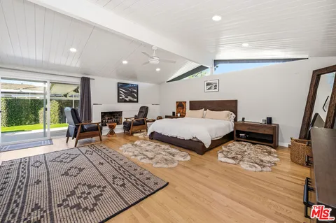 $2,095,000 | 22428 Victory Boulevard, Woodland Hills, CA 91367