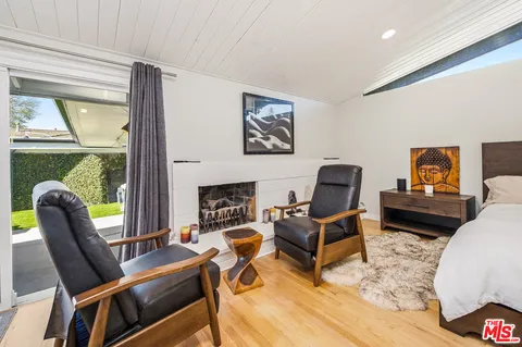 $2,095,000 | 22428 Victory Boulevard, Woodland Hills, CA 91367