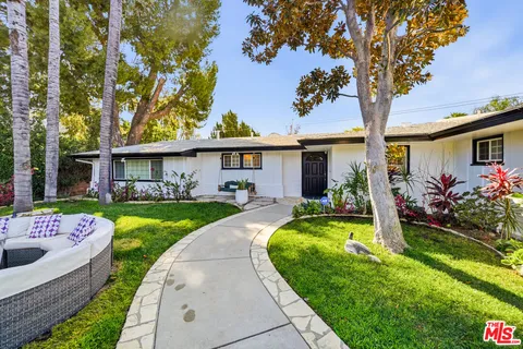 $2,095,000 | 22428 Victory Boulevard, Woodland Hills, CA 91367