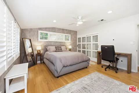 $2,095,000 | 22428 Victory Boulevard, Woodland Hills, CA 91367