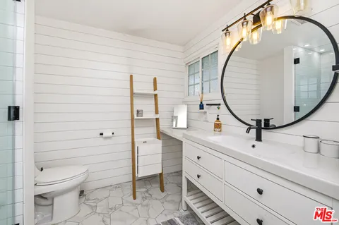 $2,095,000 | 22428 Victory Boulevard, Woodland Hills, CA 91367