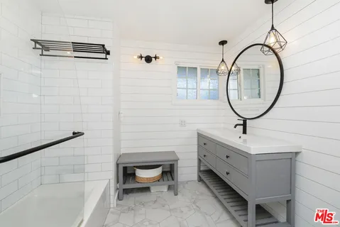 $2,095,000 | 22428 Victory Boulevard, Woodland Hills, CA 91367