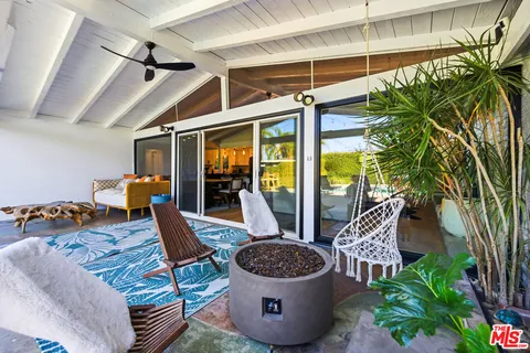 $2,095,000 | 22428 Victory Boulevard, Woodland Hills, CA 91367