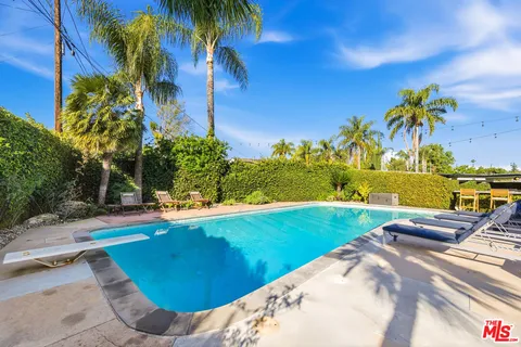 $2,095,000 | 22428 Victory Boulevard, Woodland Hills, CA 91367