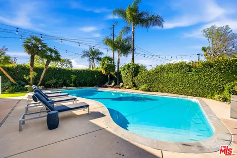 $2,095,000 | 22428 Victory Boulevard, Woodland Hills, CA 91367