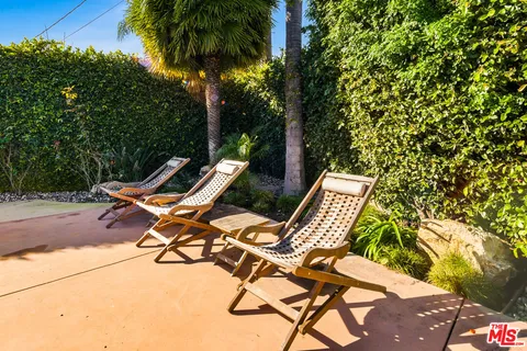 $2,095,000 | 22428 Victory Boulevard, Woodland Hills, CA 91367