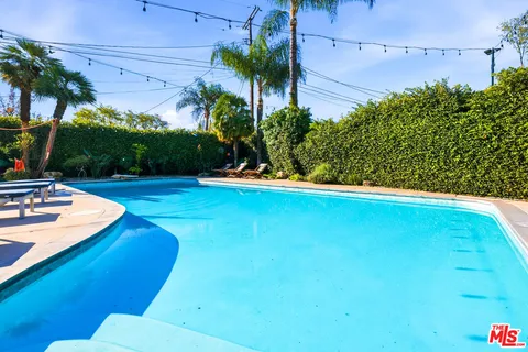 $2,095,000 | 22428 Victory Boulevard, Woodland Hills, CA 91367