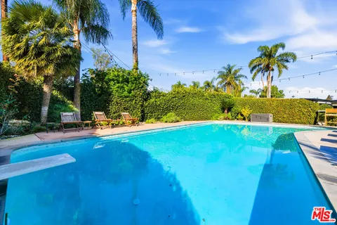 $2,095,000 | 22428 Victory Boulevard, Woodland Hills, CA 91367