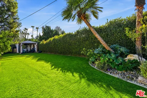$2,095,000 | 22428 Victory Boulevard, Woodland Hills, CA 91367