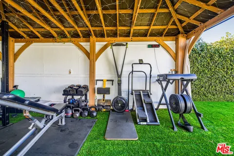 $2,095,000 | 22428 Victory Boulevard, Woodland Hills, CA 91367