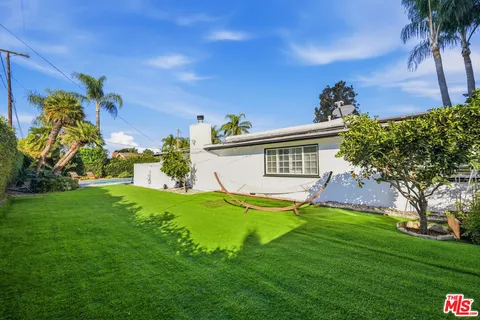 $2,095,000 | 22428 Victory Boulevard, Woodland Hills, CA 91367