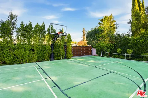 $2,095,000 | 22428 Victory Boulevard, Woodland Hills, CA 91367