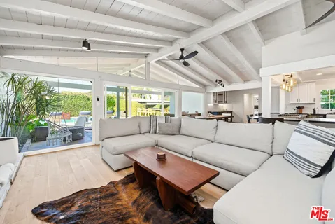 $2,095,000 | 22428 Victory Boulevard, Woodland Hills, CA 91367