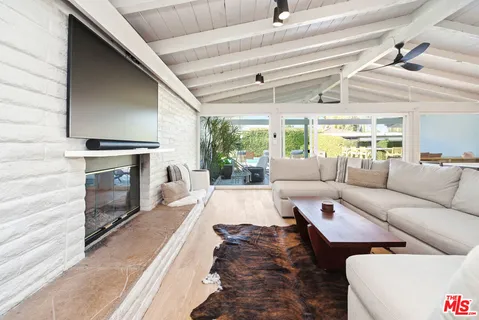 $2,095,000 | 22428 Victory Boulevard, Woodland Hills, CA 91367