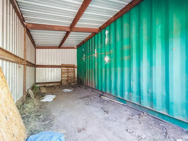 a view of a house with backyard and garden