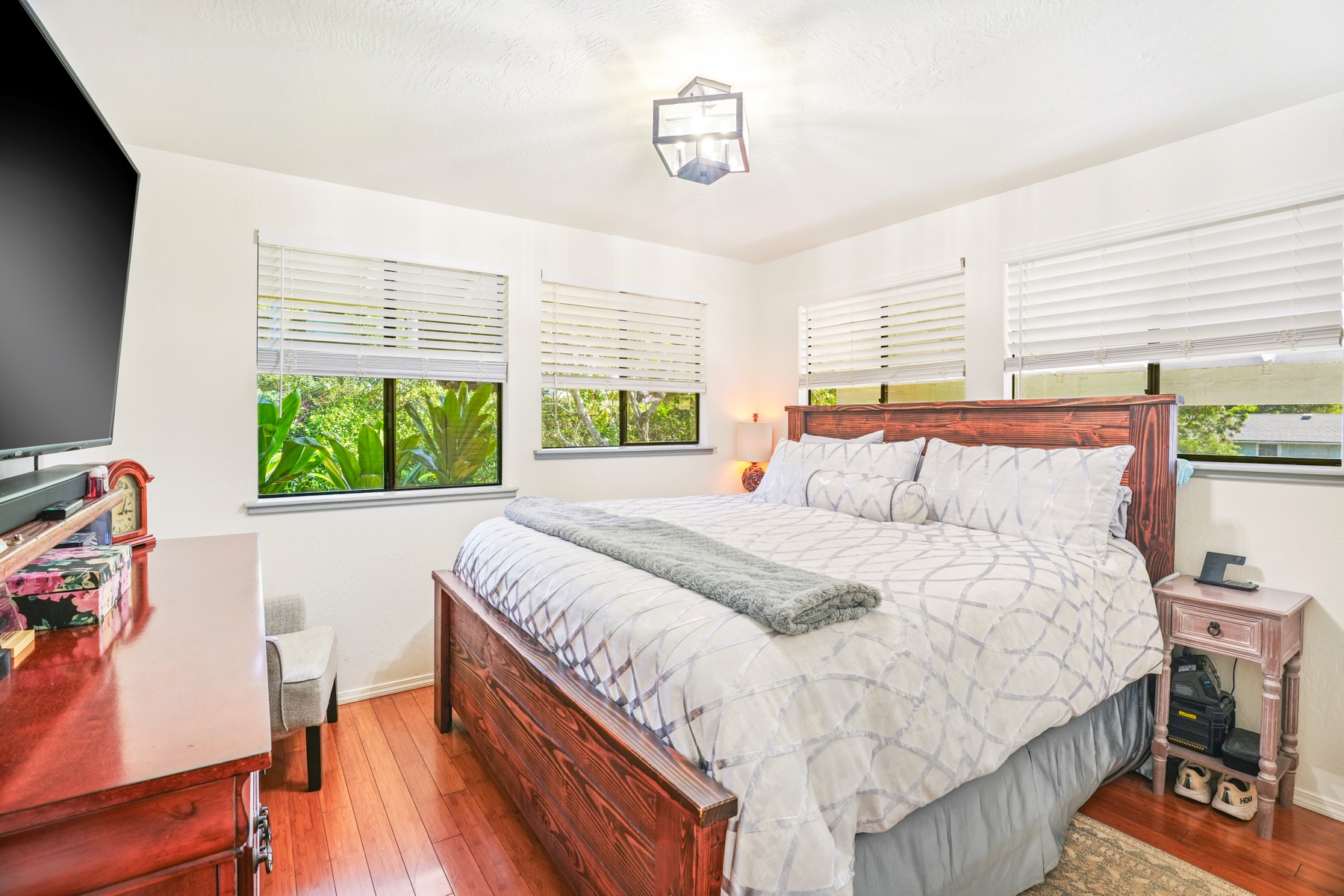 4940 A Hauaala Road Kapaa, HI 96746 - Photo 10 of 22 a bedroom with a bed and a window