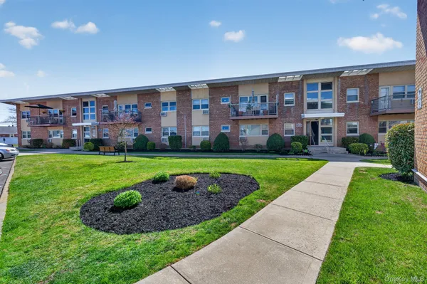 $379,000 | 4 Rose Street, Unit 6 F1, Oceanside, NY 11572