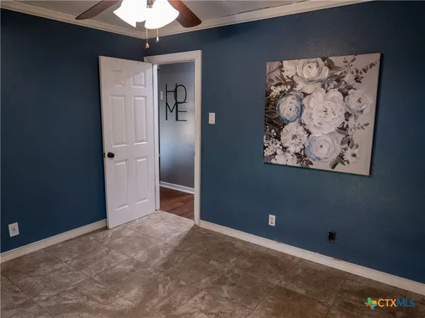 a view of empty room with window