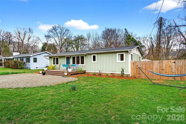 a view of a house with backyard