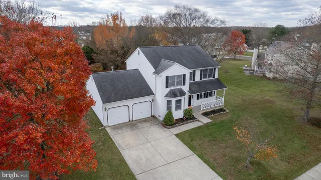 a view of empty room with window