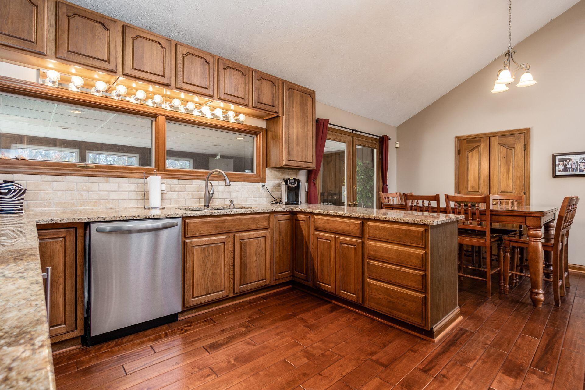 9083 Taylor Road Orient, OH 43146 - Photo 36 of 93 Kitchen w/eating area